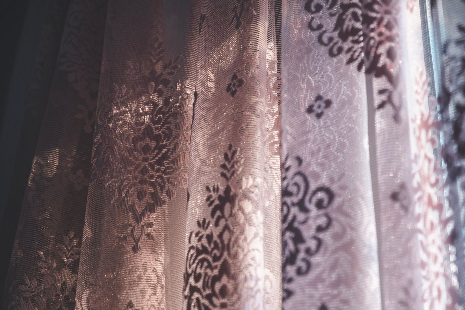 Draperii ca accent decorativ — Tehnici de montaj care transformă draperile într-un element decorativ Draperii ca accent decorativ — Tehnici de montaj care transformă draperile într-un element decorativ