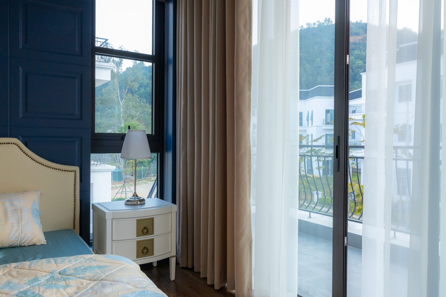 Draperii în spații multifuncționale — Integrarea funcțională cu iluminatul artificial