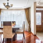 Draperii în spațiile de dormitor cu tavan înalt: idei de stil și proporții