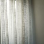 Perdele cu filtru solar pentru protecție UV în camerele cu expunere sudică